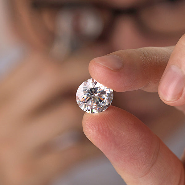 Photo showing a diamond under evaluation. 