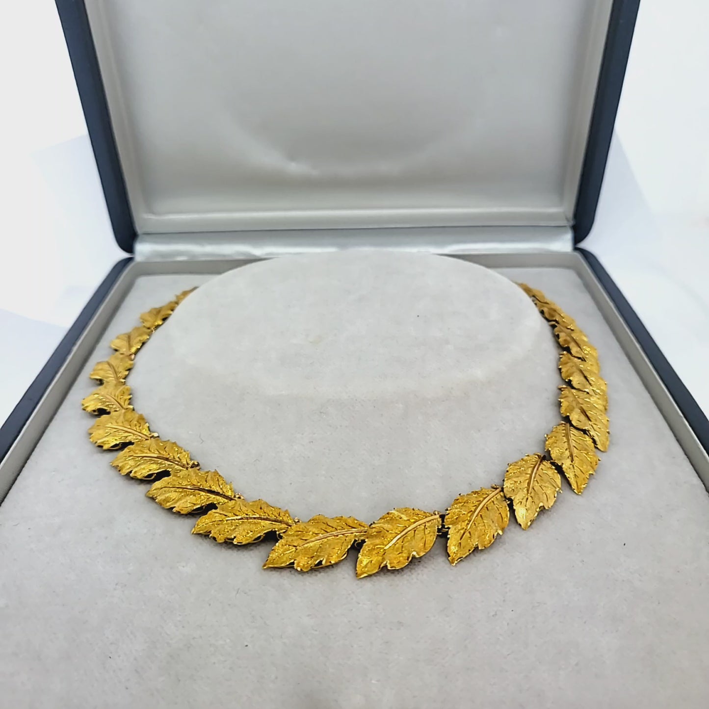 Load and play video in Gallery viewer, Buccellati Segrinato 18k Gold Leaf Necklace
